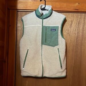 Patagonia Sherpa Vest, white with green details, mountain wear